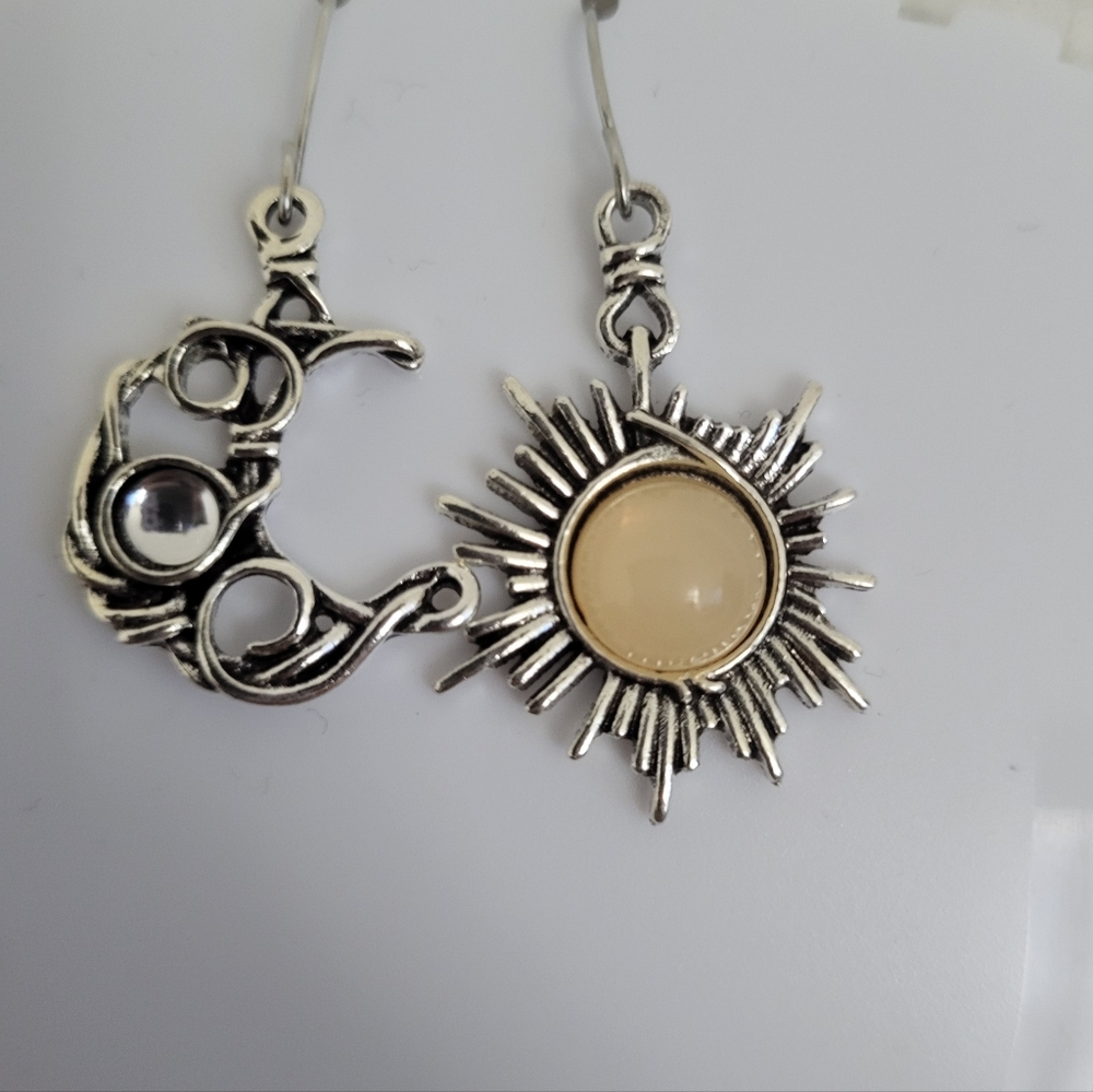 New moon and sun earrings - Picture 2 of 3